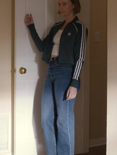 Vintage-Inspired Relaxed Fit Jeans of Hannah Einbinder as Ava Daniels