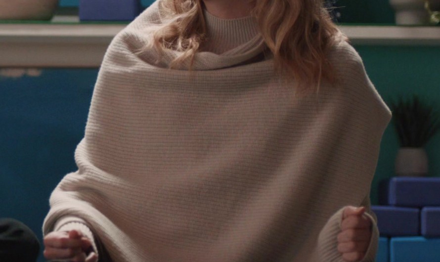 Cashmere Blend Sweater of Elizabeth Lail as Quinn Powers