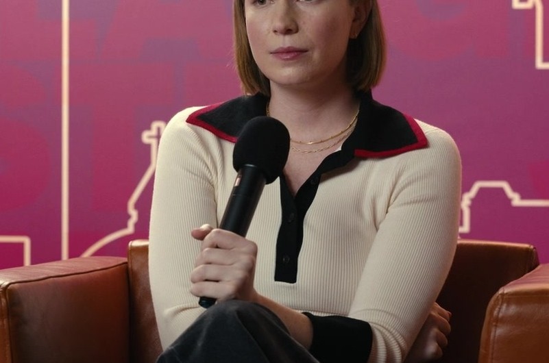 Classic Polo Style Sweater with Contrasting Collar and Cuffs of Hannah Einbinder as Ava Daniels