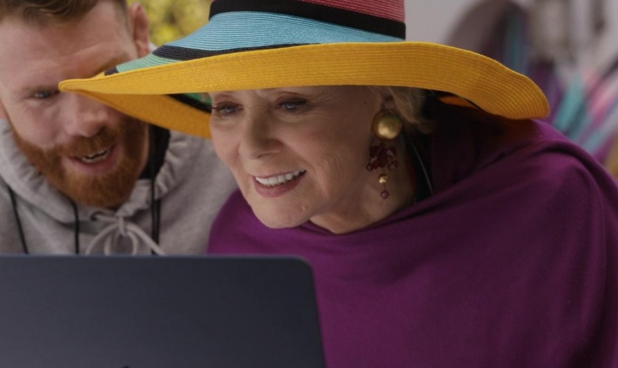 Colorful Striped Wide Brimmed Sun Hat of Jean Smart as Deborah Vance