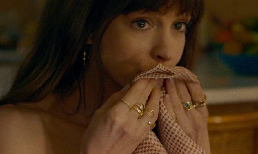 Gold Rings of Anne Hathaway as Solène