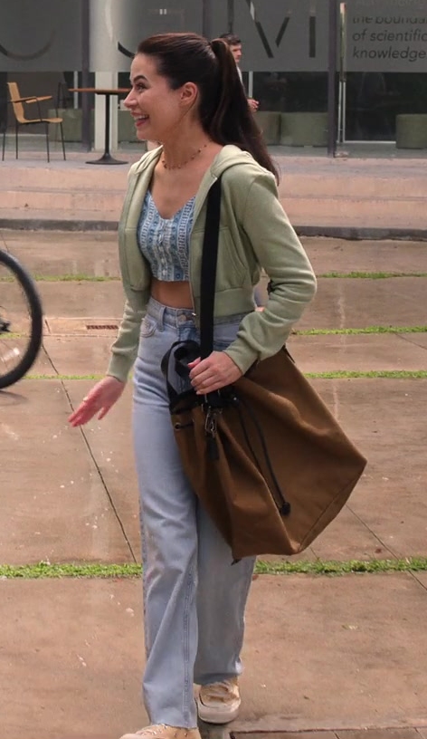 classic high waist light blue denim jeans - Miranda Cosgrove (Emma) - Mother of the Bride (2024) Movie