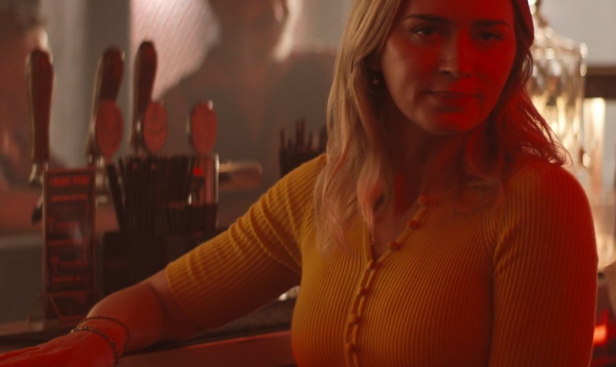 Yellow Ribbed Top with Half-Sleeves of Emily Blunt as Jody Moreno