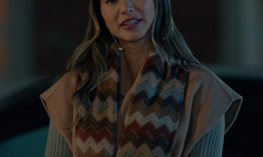 Multicolor Zigzag Scarf of Jamie Chung as Jasmine