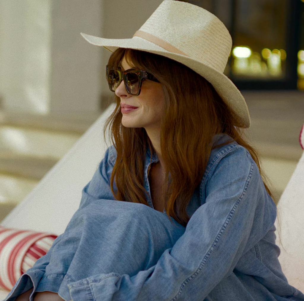 chic beach ready straw sun hat - Anne Hathaway (Solène) - The Idea of You (2024) Movie