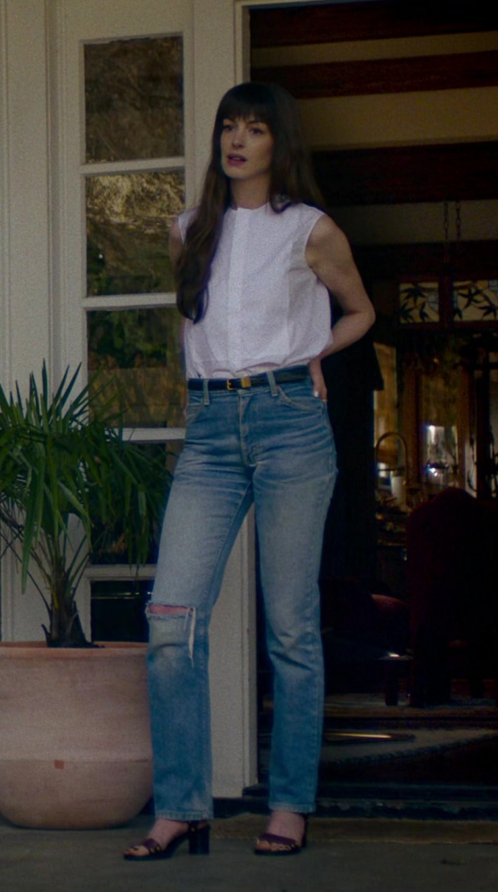 Trendy Straight Leg Jeans in Light Wash with Casual Ripped Accents Anne Hathaway as Solène