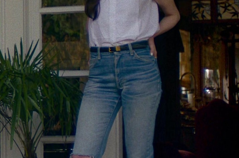 Trendy Straight Leg Jeans in Light Wash with Casual Ripped Accents Anne Hathaway as Solène