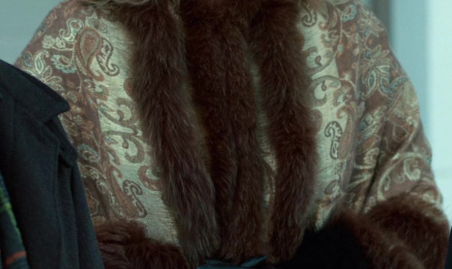Cape Shawl Paisley Print Coat with Fur Trim of Jillian Bell as Vivian