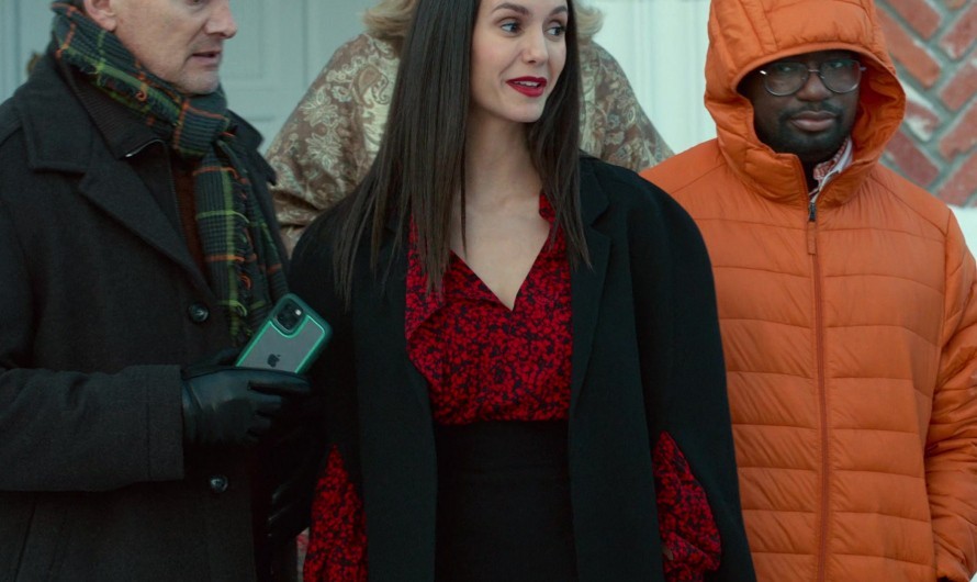 Retro Chic Black Cape Coat of Nina Dobrev as Amanda