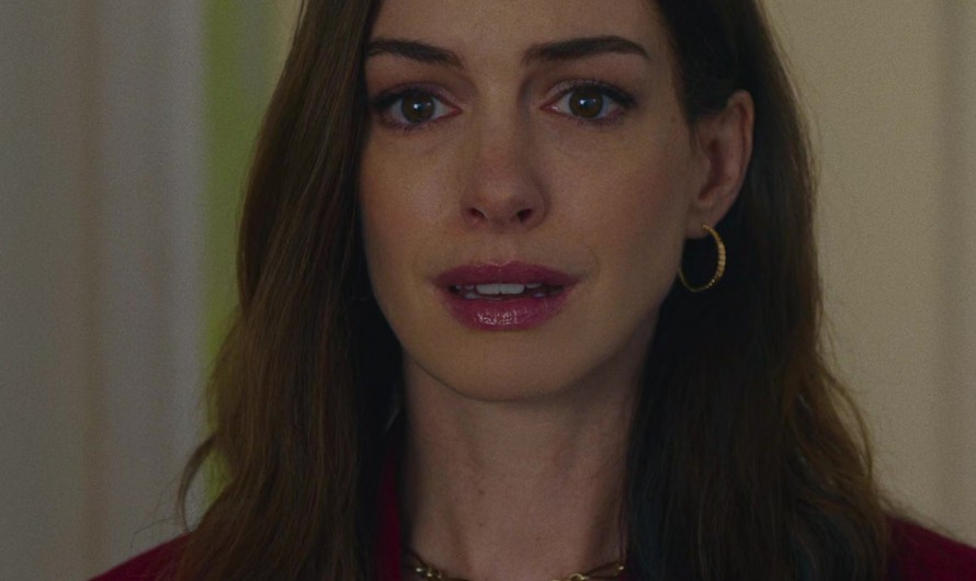 Stylish Gold Pendant Necklace of Anne Hathaway as Solène