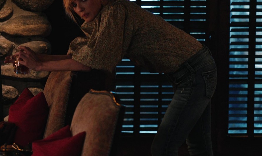 Blue Skinny Leg Jeans of Kelly Reilly as Bethany “Beth” Dutton