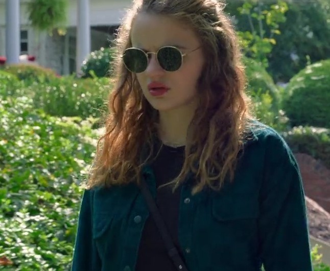 Round Gold Frame Sunglasses of Joey King as Zara Ford