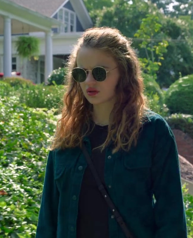 round gold frame sunglasses - Joey King (Zara Ford) - A Family Affair (2024) Movie