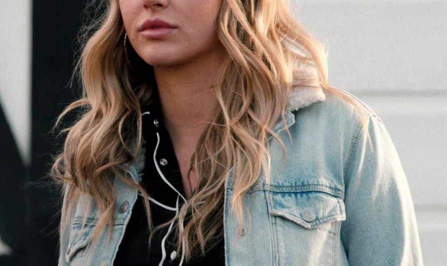 Blue Light Washed Denim Jacket With Shearling Collar of Hassie Harrison as Laramie