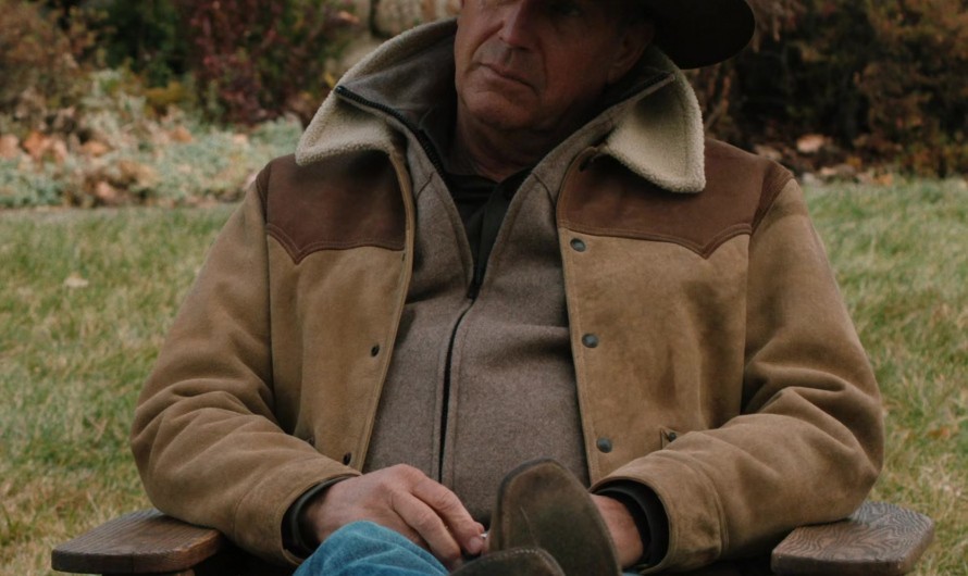 Light Brown Suede Coat with Fur Collar of Kevin Costner as John Dutton III