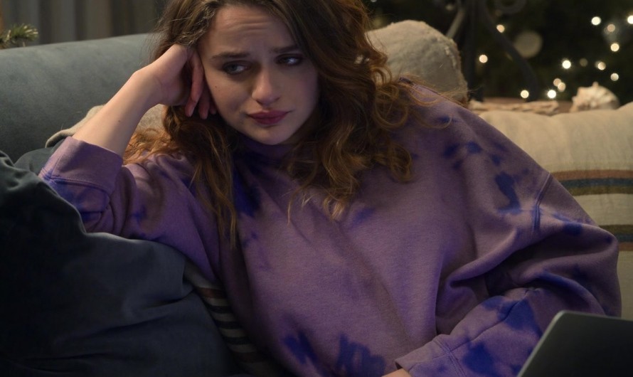 Purple Tie Dye Oversized Sweatshirt of Joey King as Zara Ford