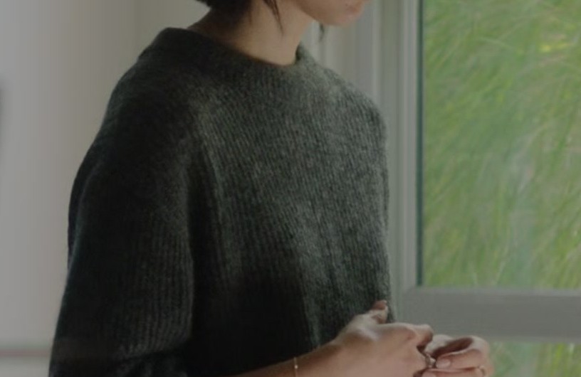 Grey Crewneck Knit Sweater of Sonoya Mizuno as Jane