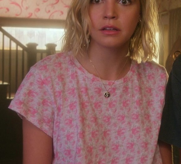 Pink Floral Cropped Tee of Bailee Madison as Imogen Adams