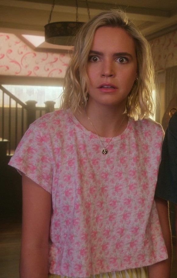 Pink Floral Cropped Tee of Bailee Madison as Imogen Adams