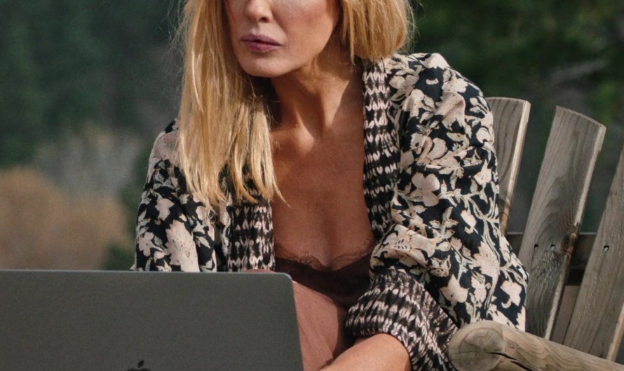 Kimono With Floral Pattern of Kelly Reilly as Bethany “Beth” Dutton