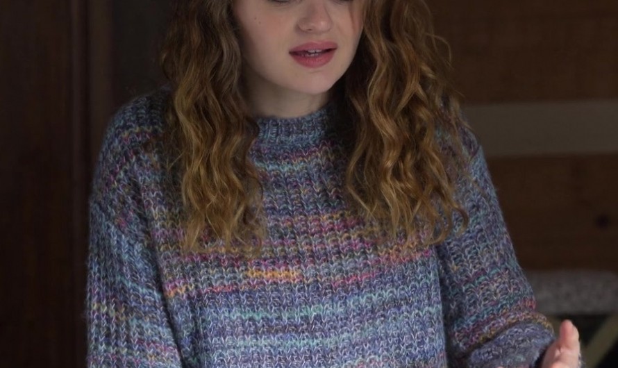 Multicolored Knit Sweater of Joey King as Zara Ford