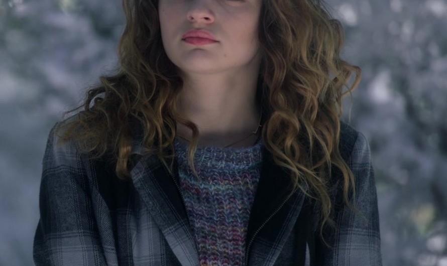 Black and Gray Plaid Jacket of Joey King as Zara Ford