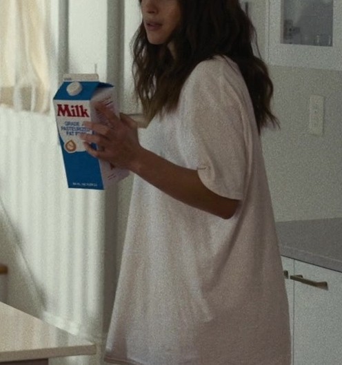 White Oversized Tee of Adria Arjona as Madison Figueroa Masters