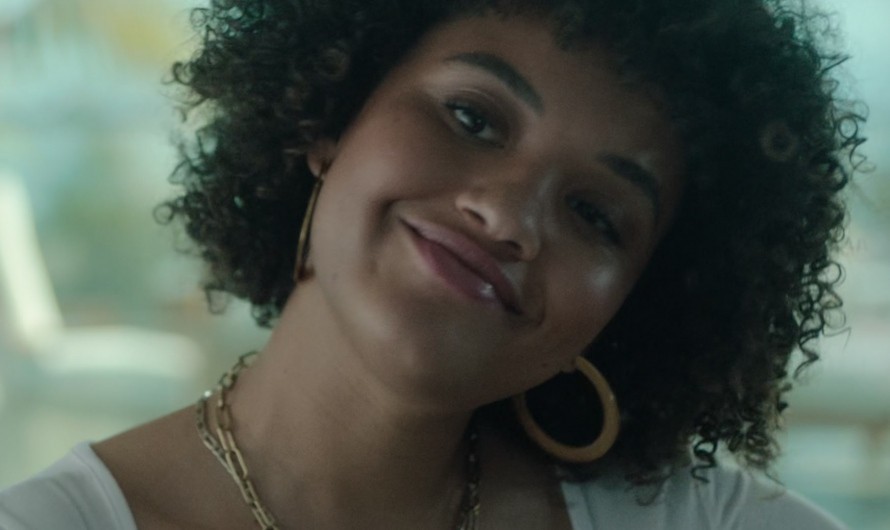 Layered Gold Chain Necklace of Kiersey Clemons as Brittany