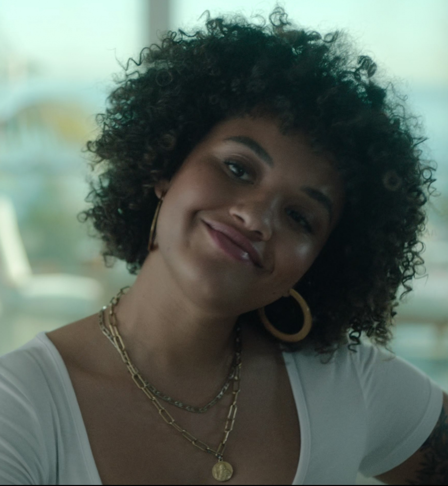 Layered Gold Chain Necklace of Kiersey Clemons as Brittany
