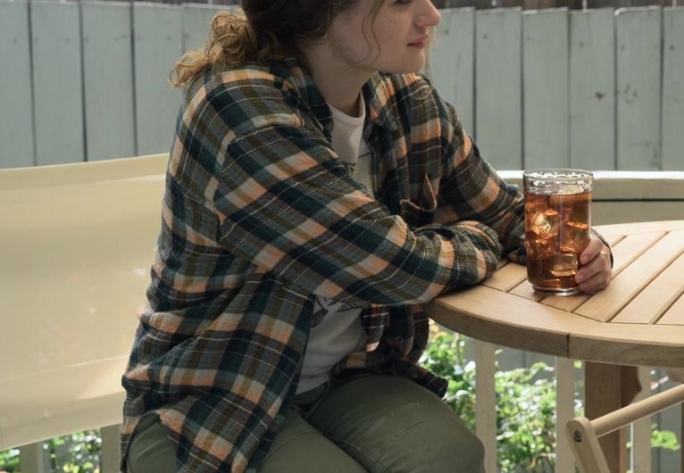 Casual Style Plaid Button-Up Shirt of Joey King as Zara Ford