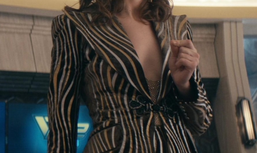 Abstract Print Blazer of Colby Minifie as Ashley Barrett