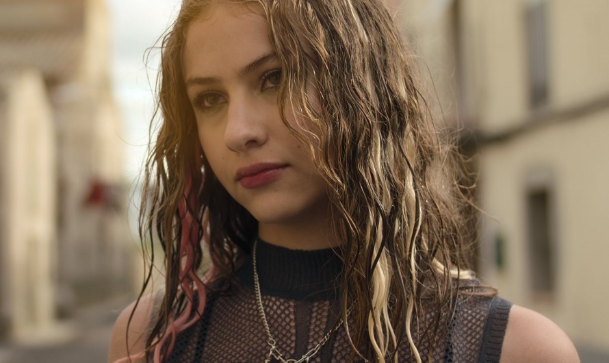 Silver Choker with Heart of Victoria Bazúa as Kate