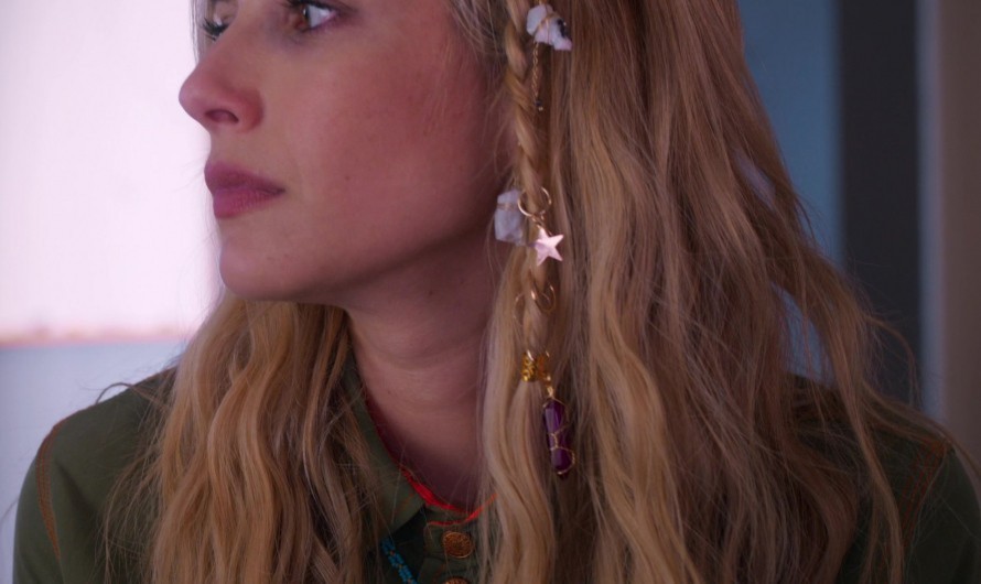 Chic Hair Chain Adorned with Sparkling Stars and Gemstones of Emma Roberts as Rex Simpson
