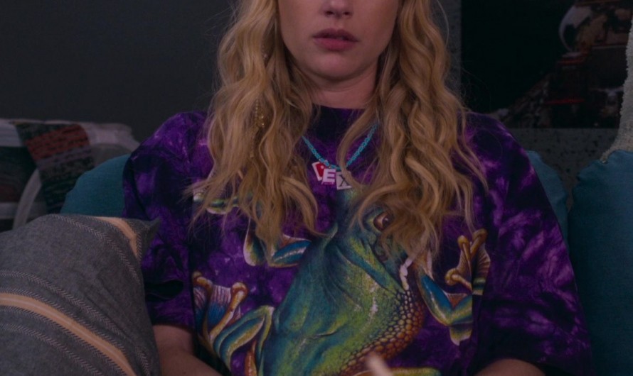 Fashionable Purple Sweatshirt Adorned with Unique Frog Graphic of Emma Roberts as Rex Simpson