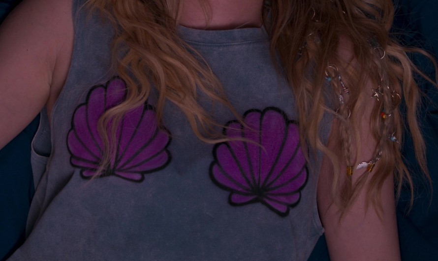 Seashell Graphic Tank Top of Emma Roberts as Rex Simpson
