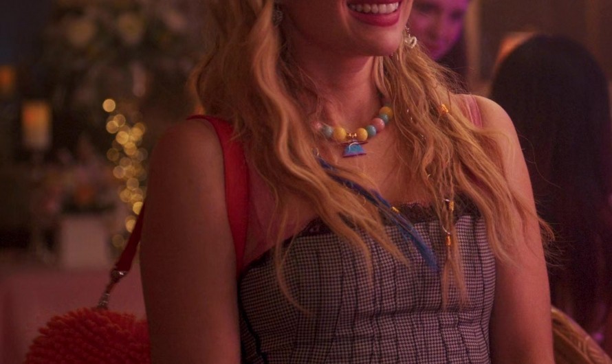 Orange Shoulder Bag of Emma Roberts as Rex Simpson
