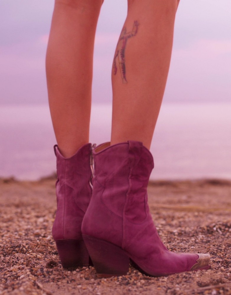 Purple Western Ankle Boots with Metallic Toe of Emma Roberts as Rex Simpson