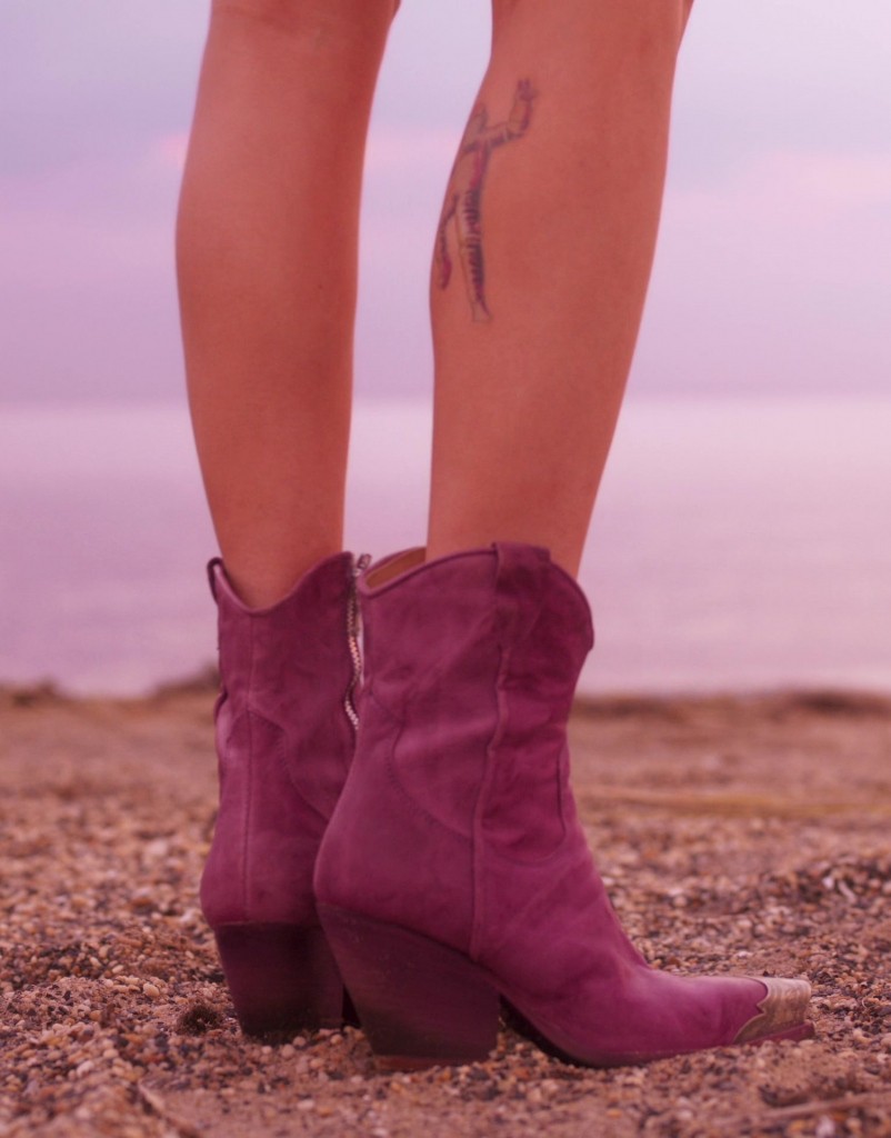 purple western ankle boots with metallic toe - Emma Roberts (Rex Simpson) - Space Cadet (2024) Movie